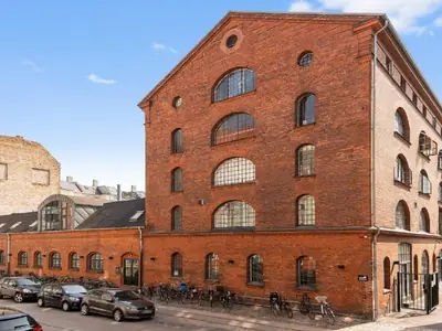 Poul Henningsens Plads metro — offices nearby