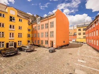Rådhuspladsen metro — offices nearby